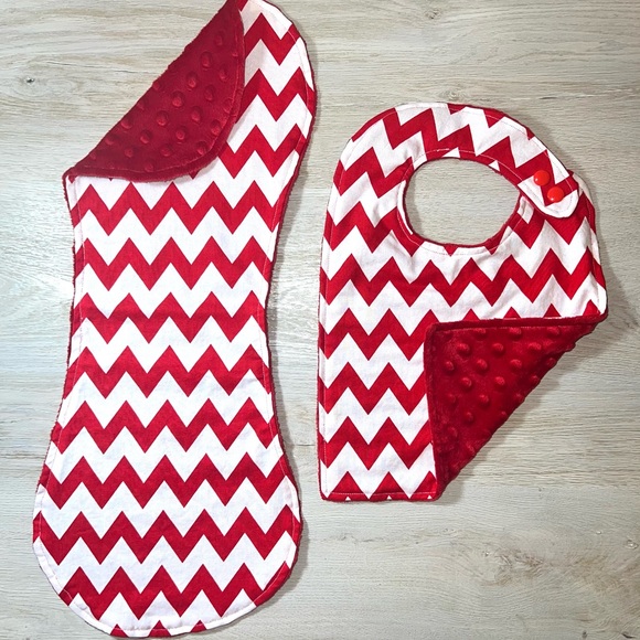 NEW 🪡 Red and White Chevron Bib & Burp Cloth Set - Christmas Gift - Red & White - Picture 1 of 5
